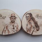 voor de ringen: Twee boomschijfjes gepersonaliseerd met houtbranden. Door Jelle vd Kolk en Hilde van Milligen. Letters hetzelfde als de trouwkaart. personen van foto's
